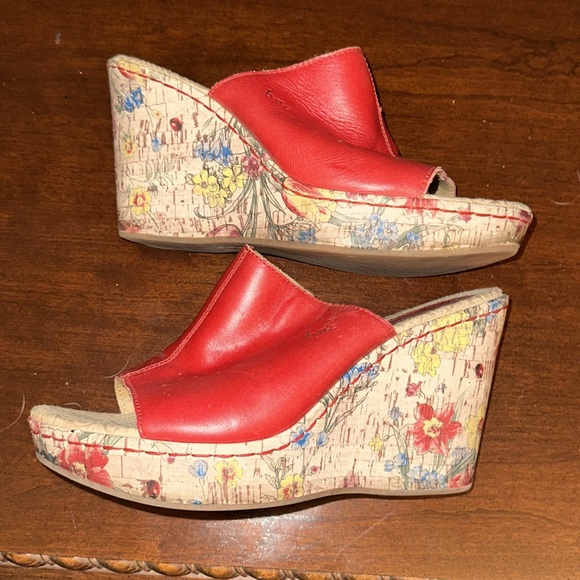 Born BOC red wedge 4inch cork heal with flower design. - Picture 4 of 7